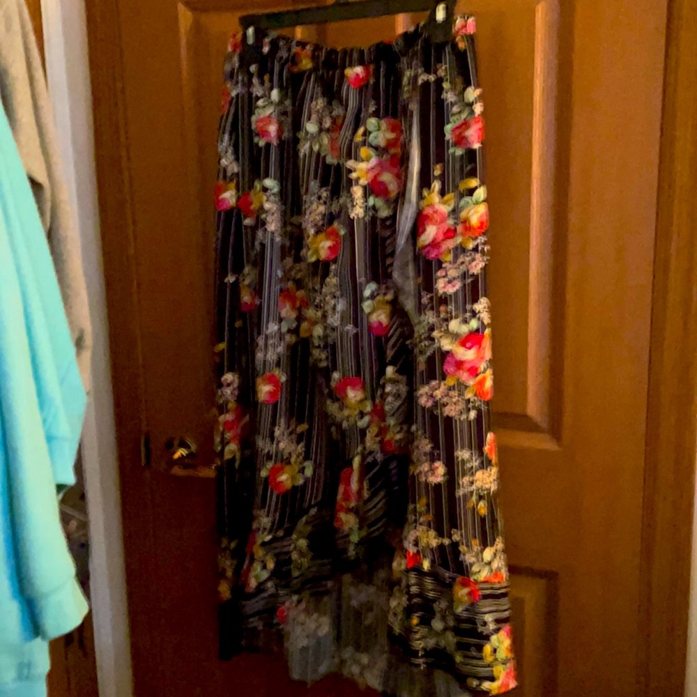 Maxi skirt, elastic waist floral design on black
